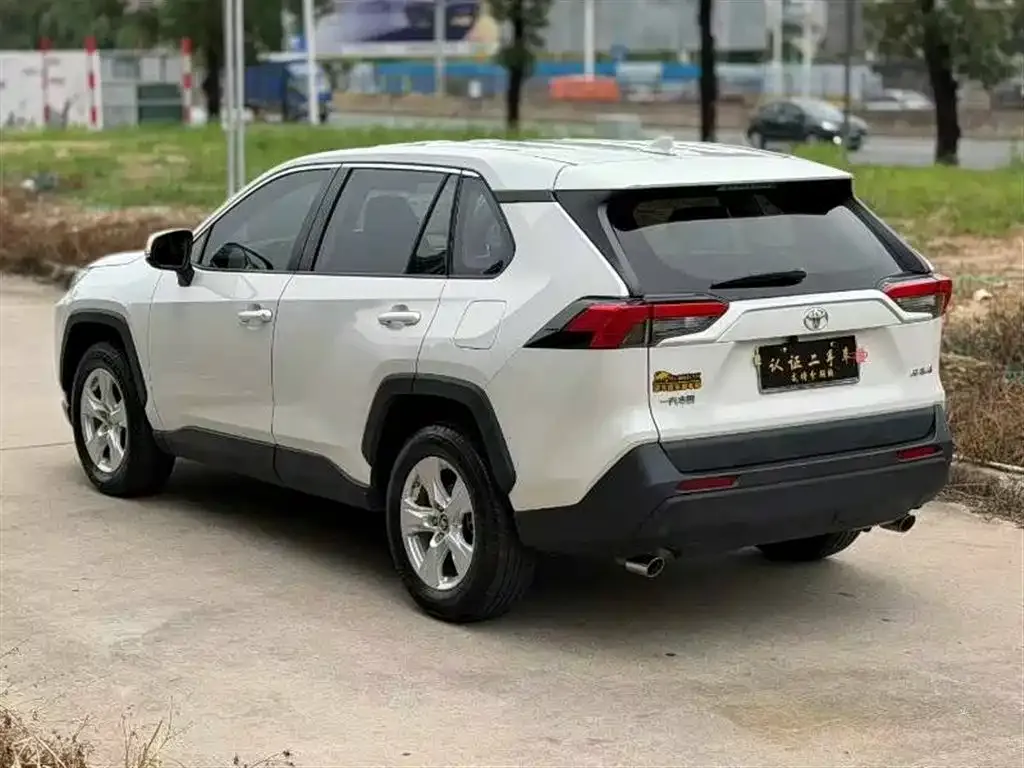 Toyota RAV4 — фото 6
