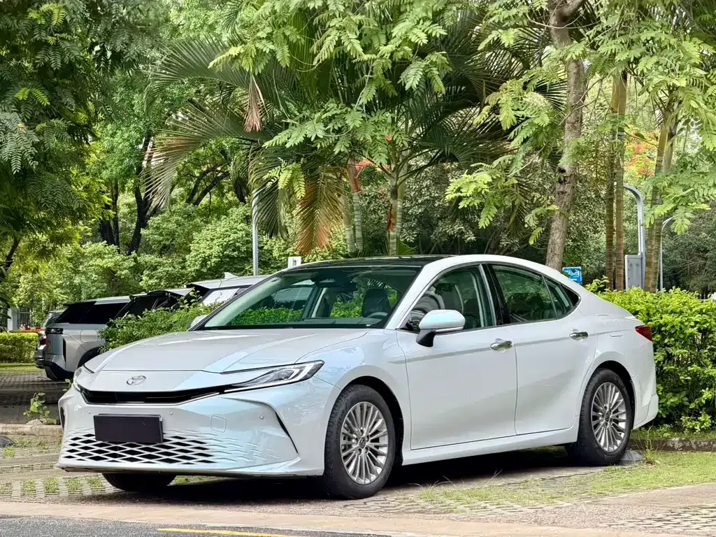 Toyota Camry — фото 1
