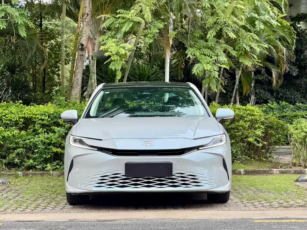 Toyota Camry — фото 6