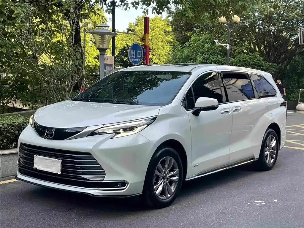 Toyota Sienna — фото 1
