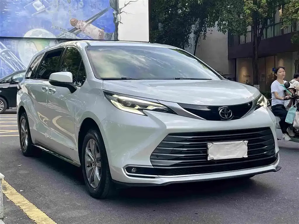 Toyota Sienna — фото 8
