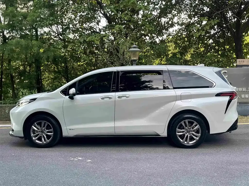 Toyota Sienna — фото 10