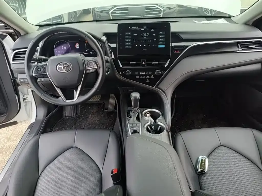 Toyota Camry — фото 3