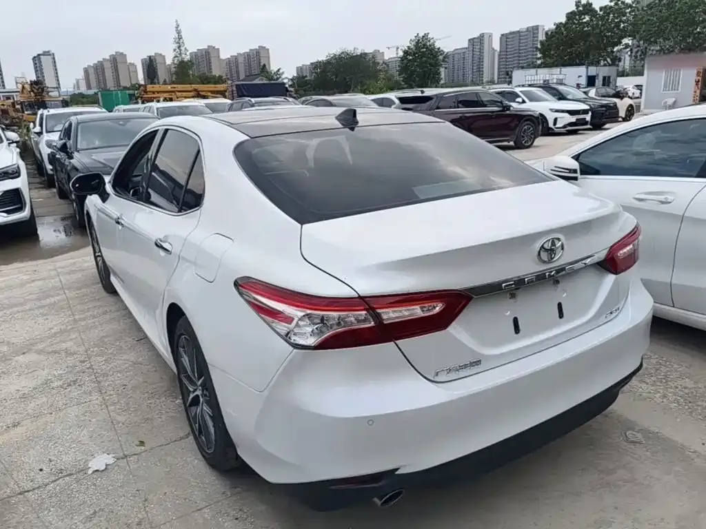 Toyota Camry — фото 2