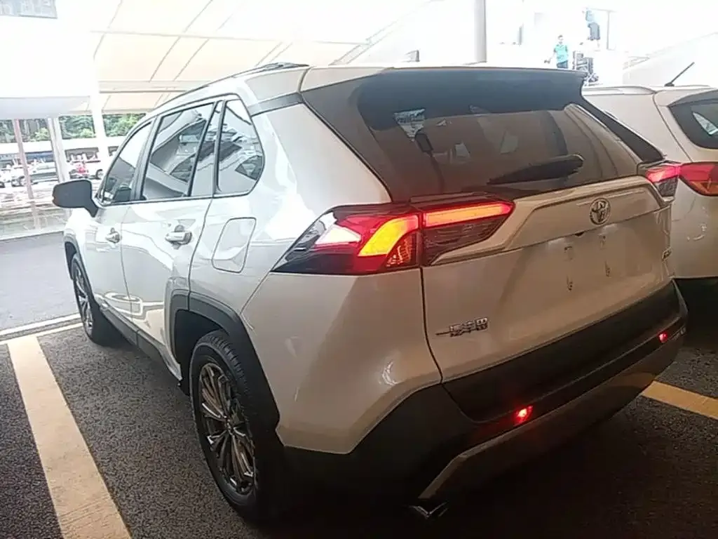 Toyota RAV4 — фото 10