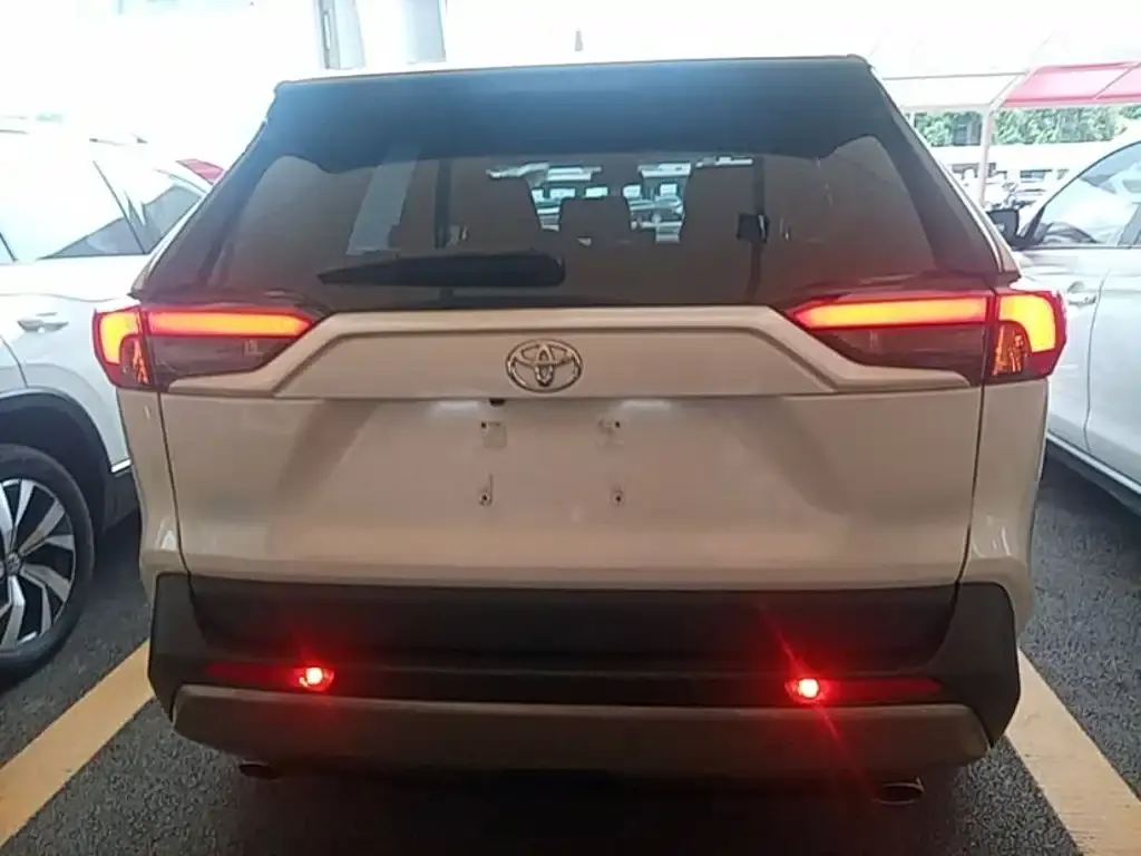 Toyota RAV4 — фото 6