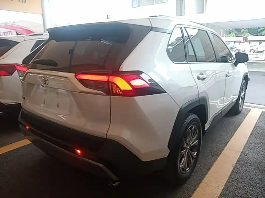 Toyota RAV4 — фото 4