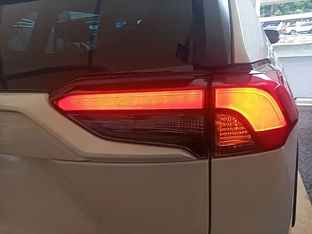 Toyota RAV4 — фото 8