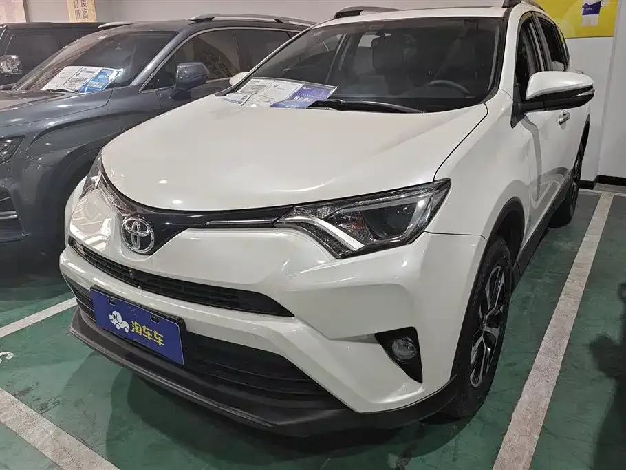 Toyota RAV4 — фото 1