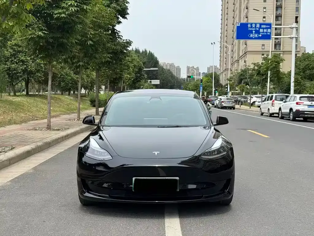 Tesla Model 3 — фото 1