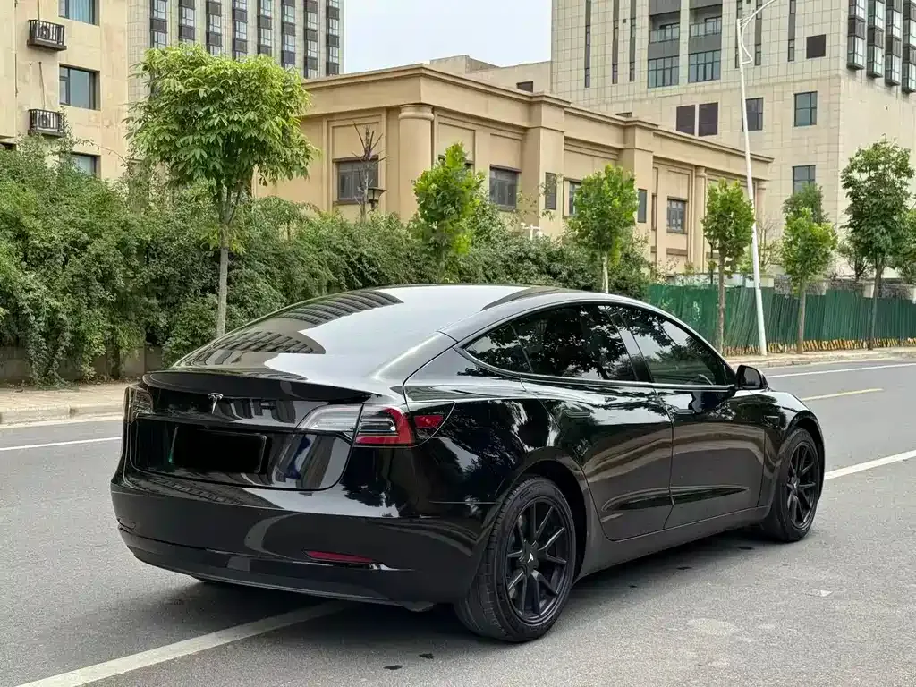 Tesla Model 3 — фото 9