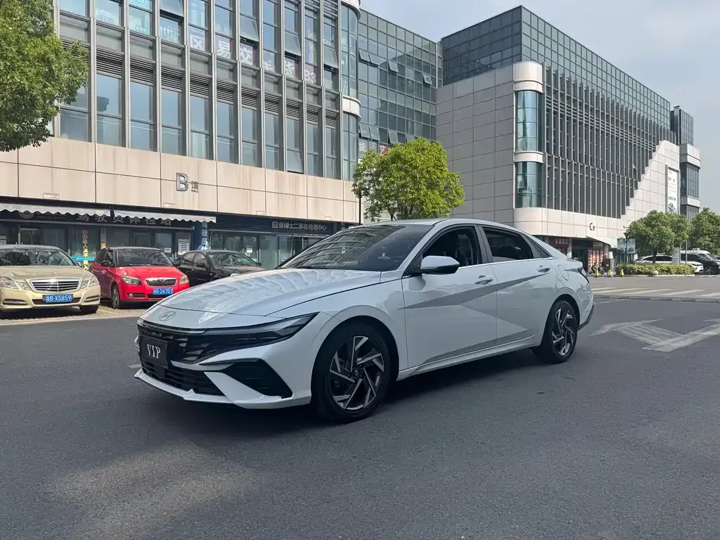 Hyundai Elantra — фото 1
