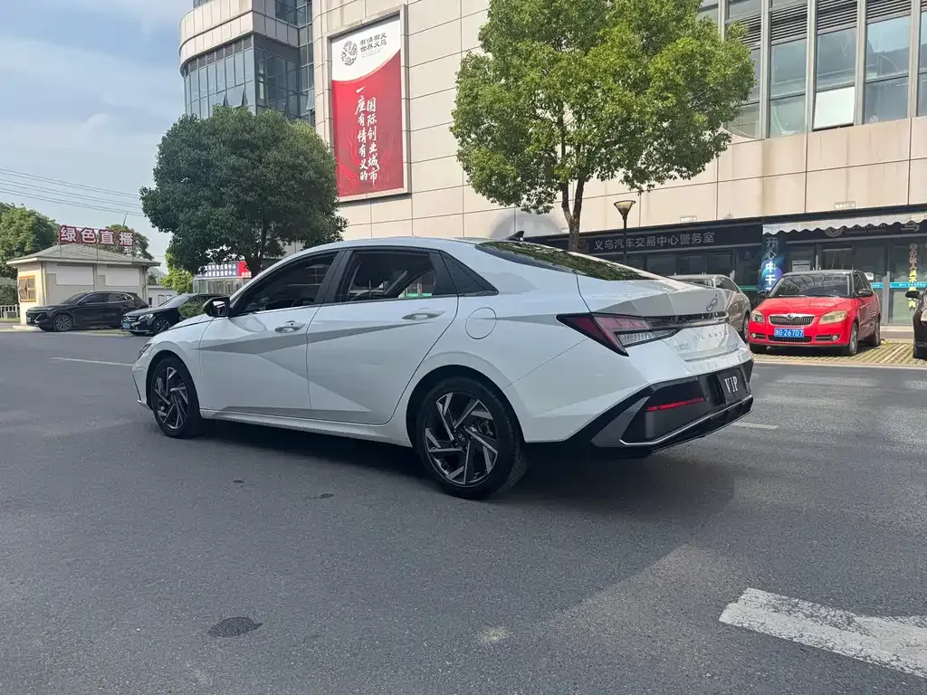 Hyundai Elantra — фото 5