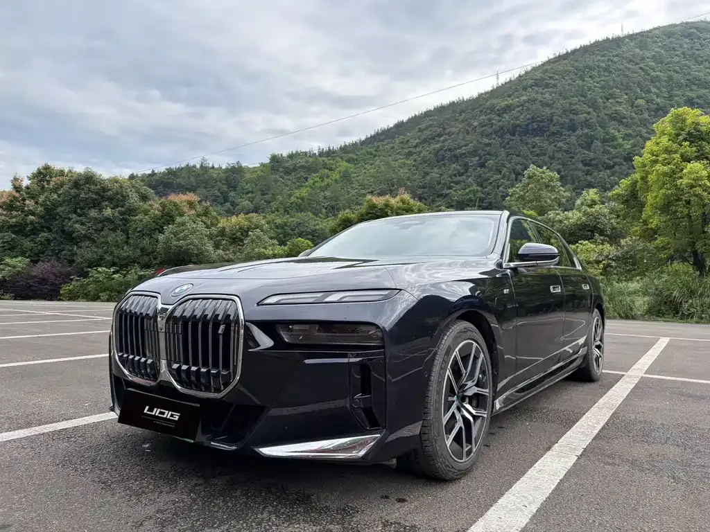 BMW i7 — фото 1