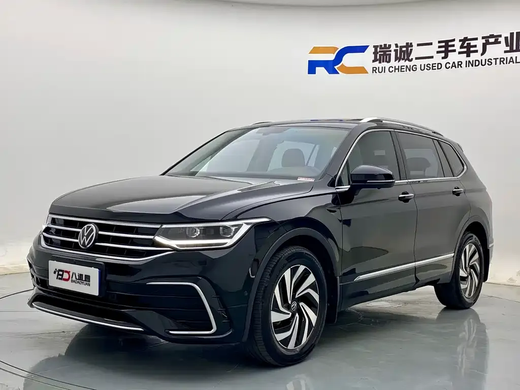Volkswagen Tiguan L — фото 1