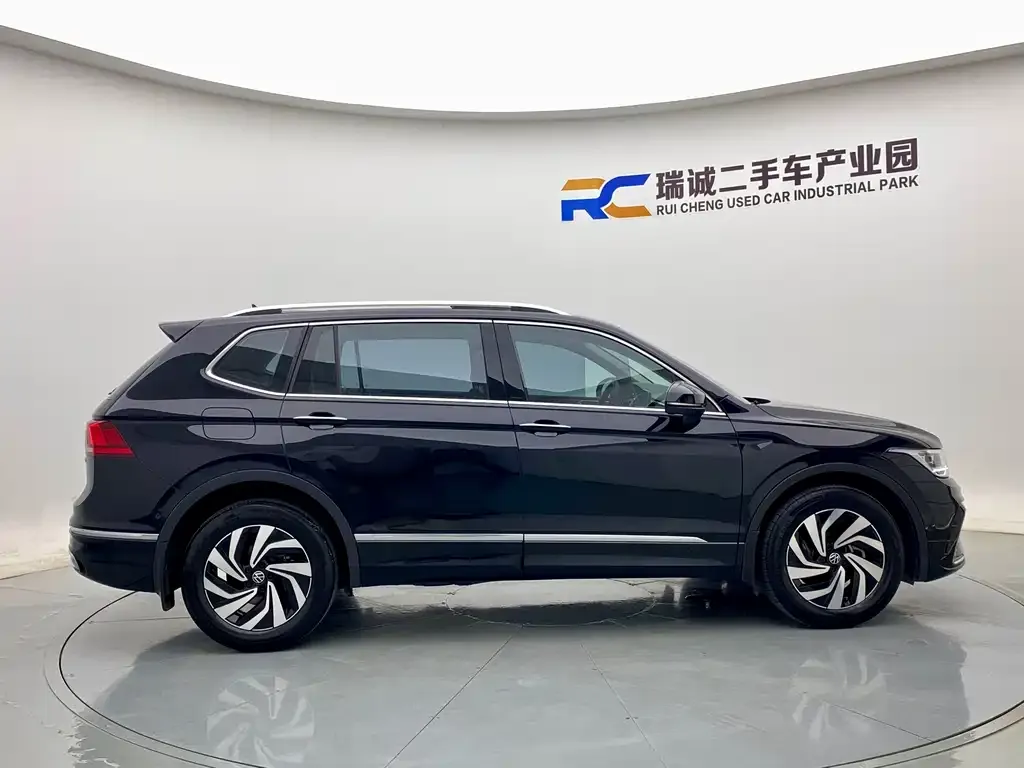 Volkswagen Tiguan L — фото 2