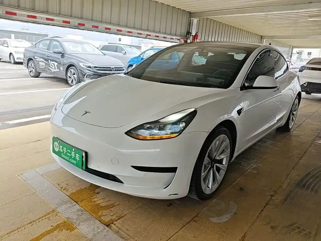 Tesla Model 3 — фото 1