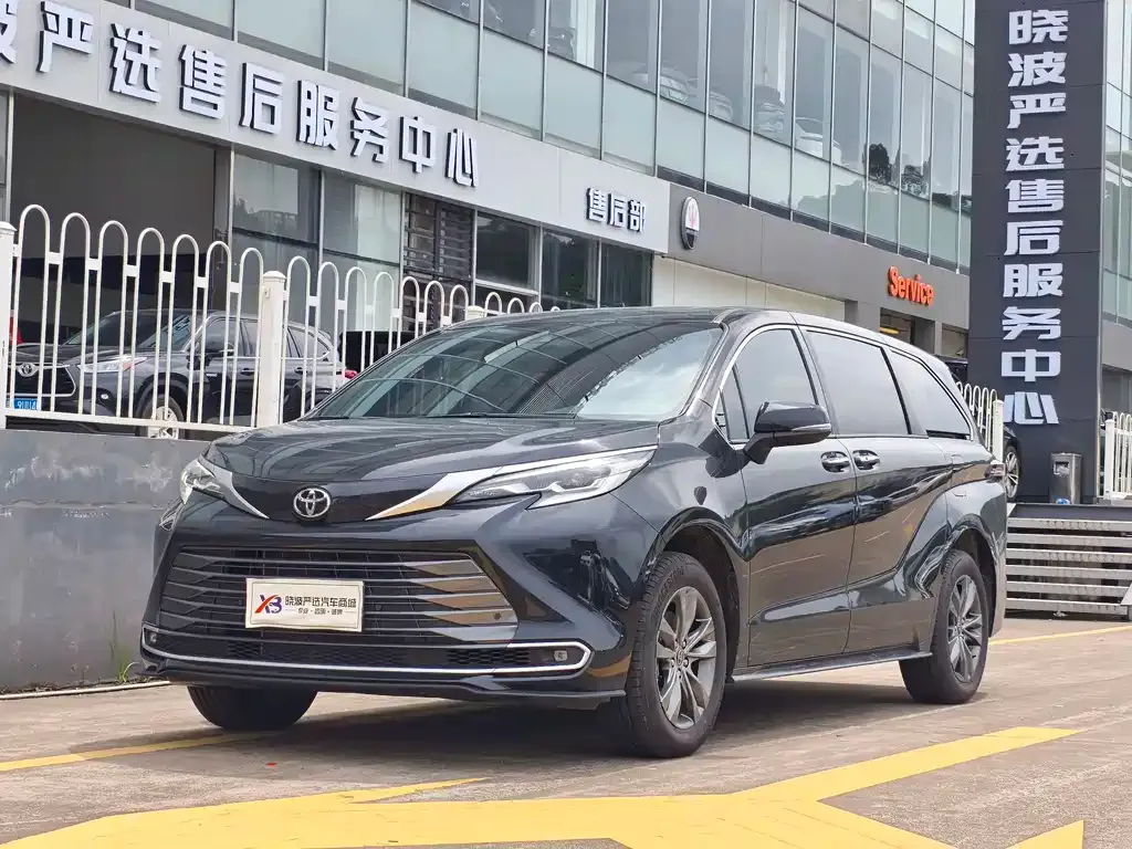 Toyota Sienna — фото 1