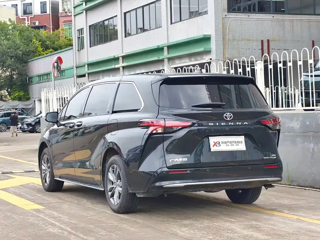 Toyota Sienna — фото 10