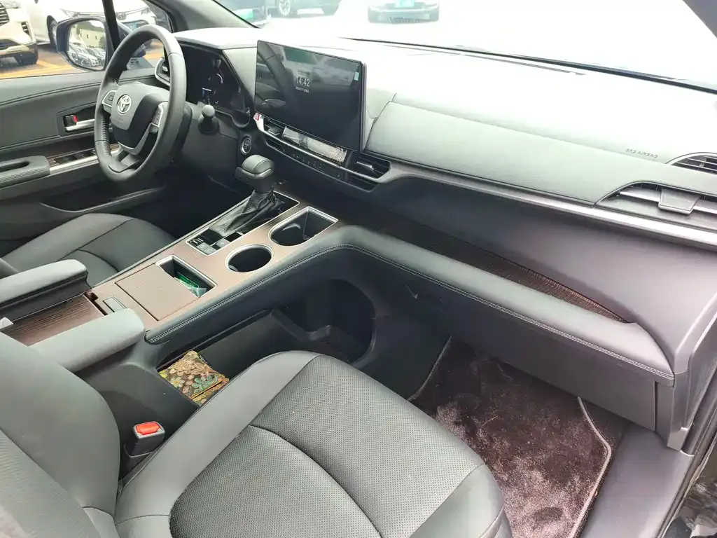 Toyota Sienna — фото 4
