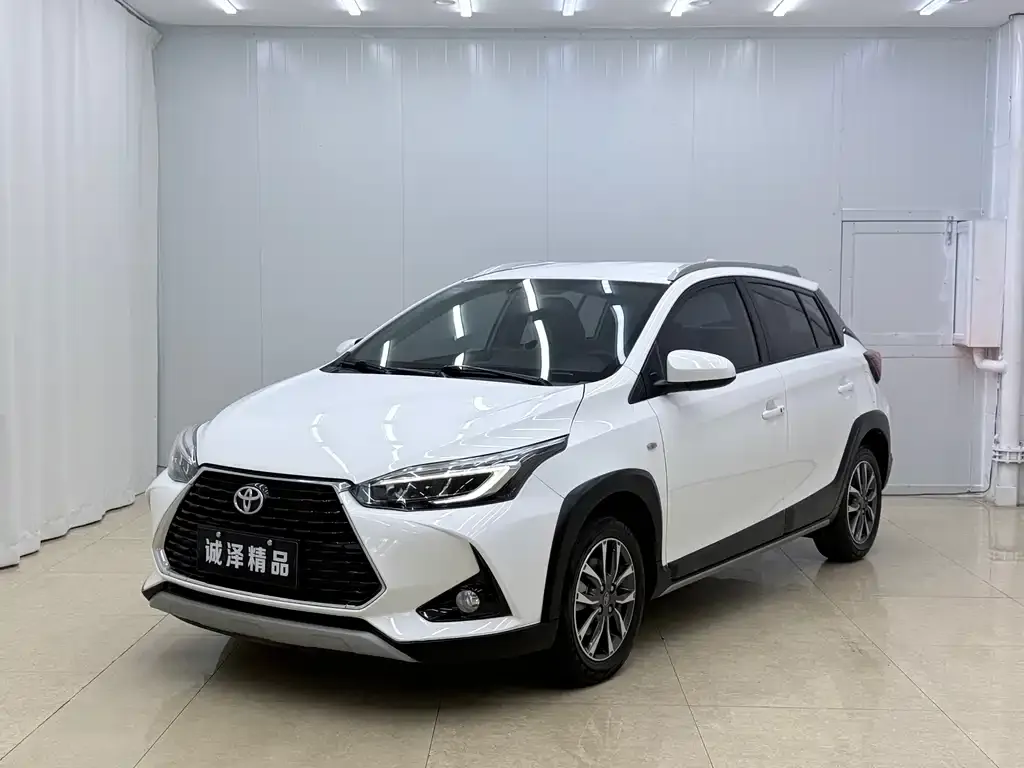 Toyota Yaris L — фото 1