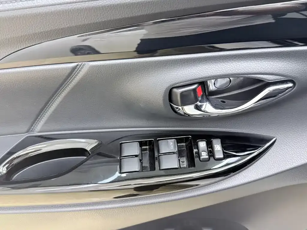 Toyota Yaris L — фото 9