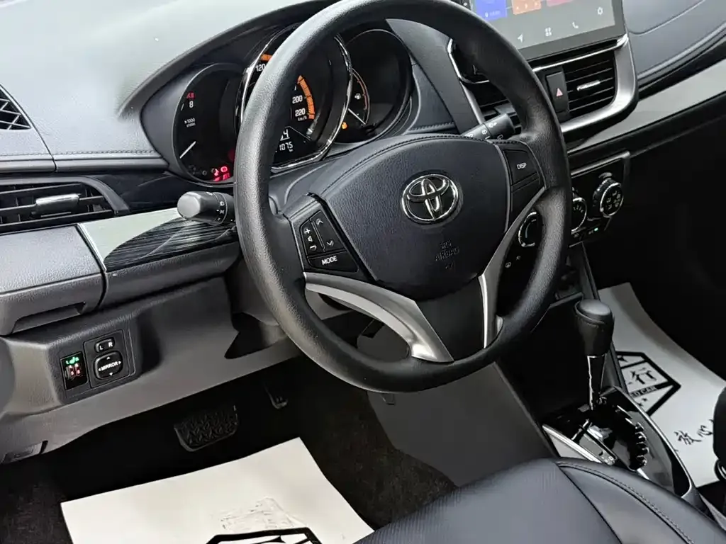 Toyota Yaris L — фото 7