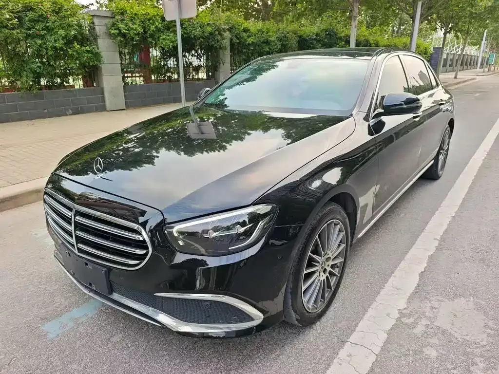 Mercedes-Benz E-Class — фото 1