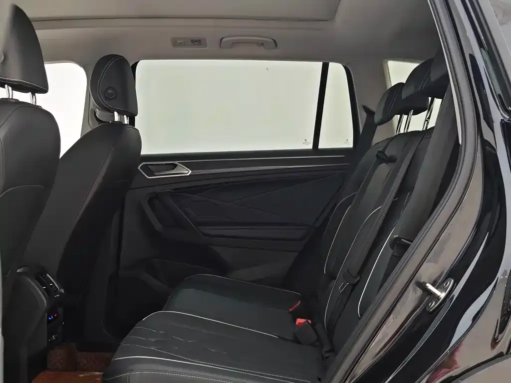 Volkswagen Tiguan L — фото 2