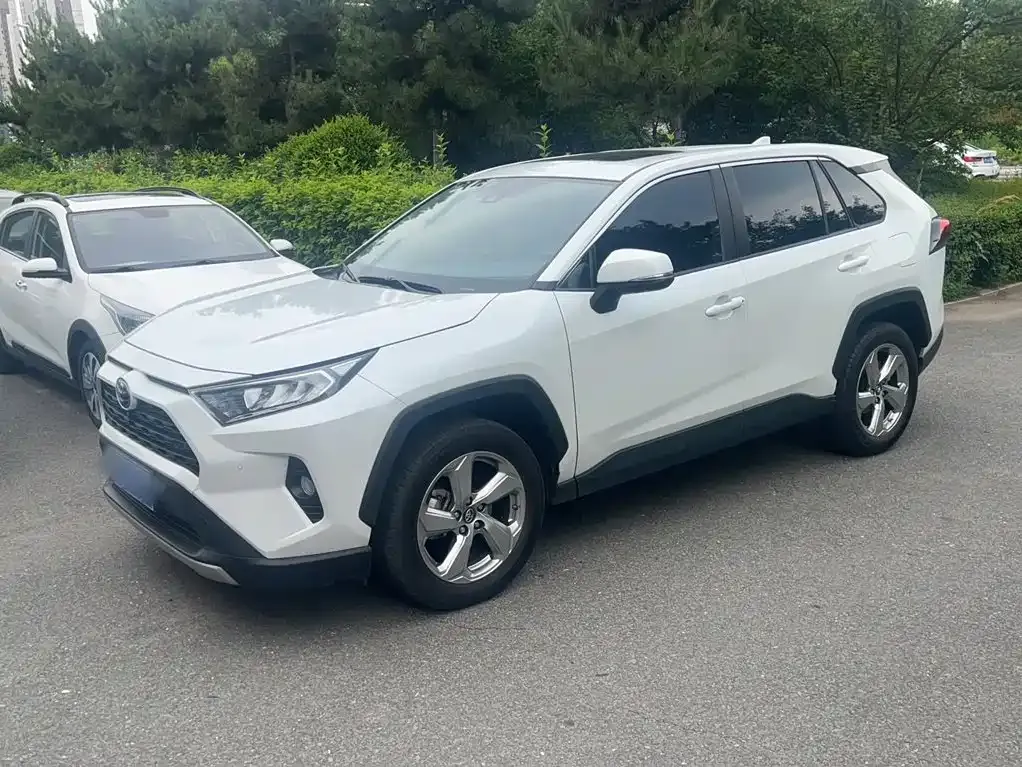 Toyota RAV4 — фото 1