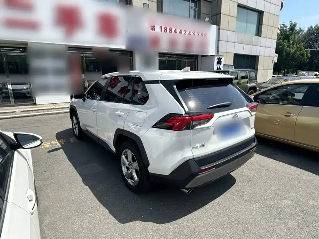 Toyota RAV4 — фото 2