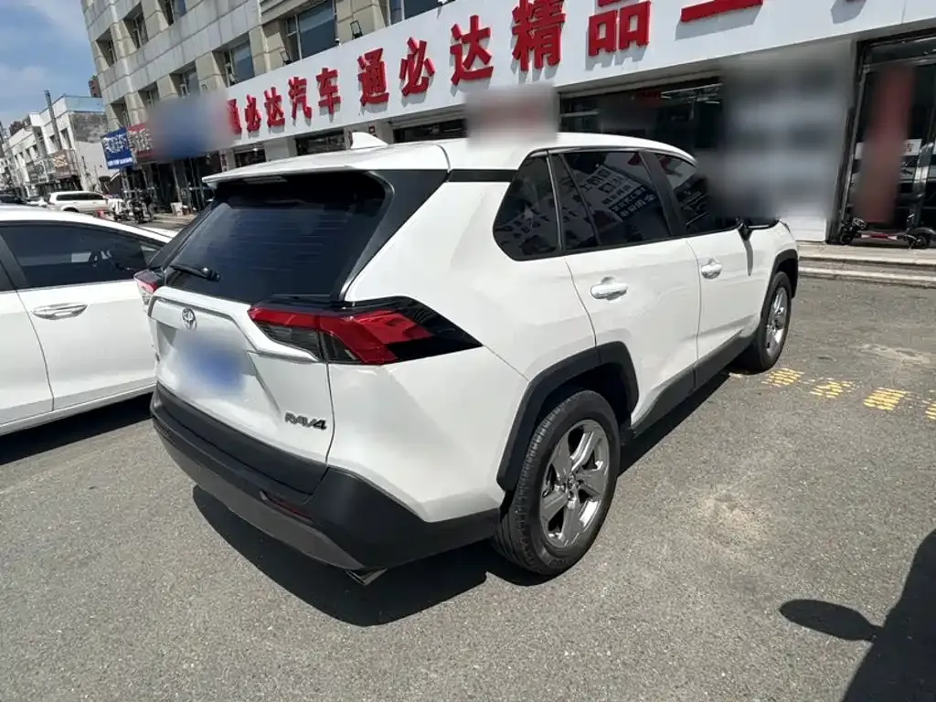 Toyota RAV4 — фото 3