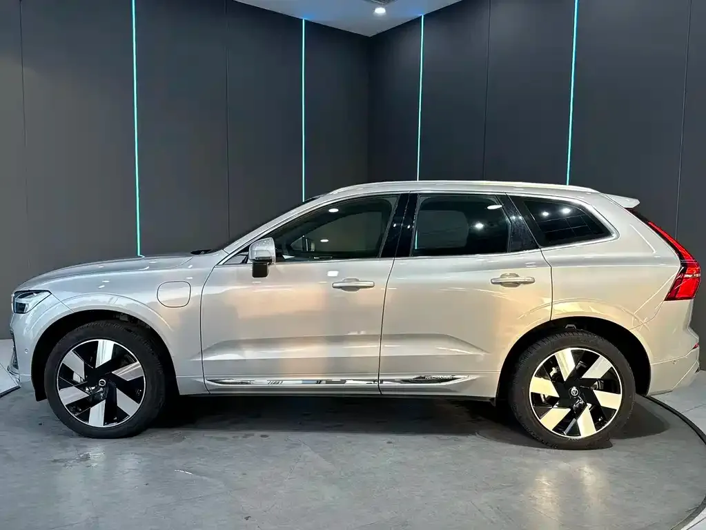 Volvo XC60 PHEV — фото 10