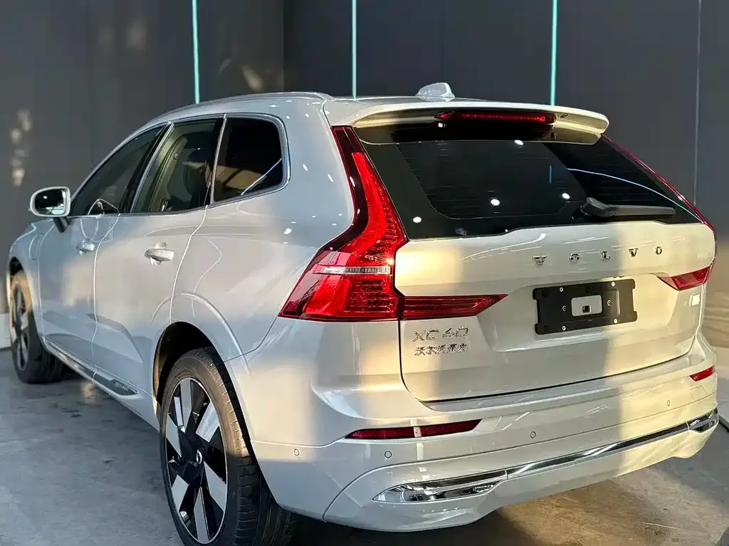 Volvo XC60 PHEV — фото 4