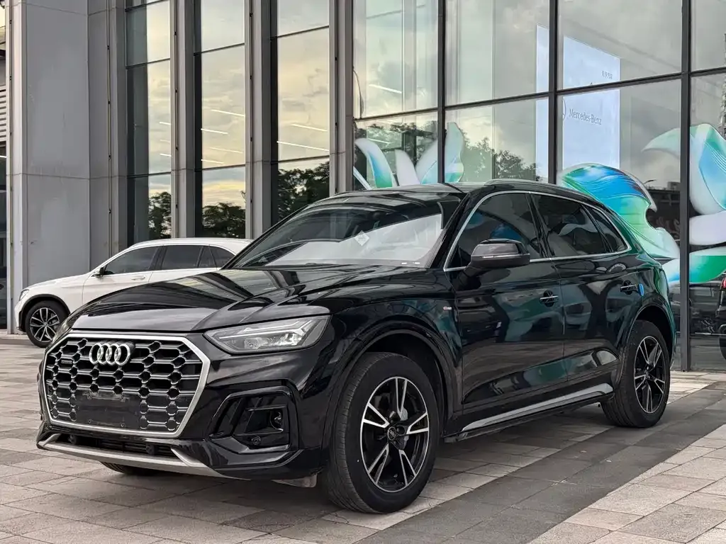 Audi Q5L — фото 1