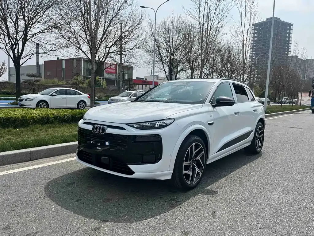 Audi Q6L e-tron — фото 1