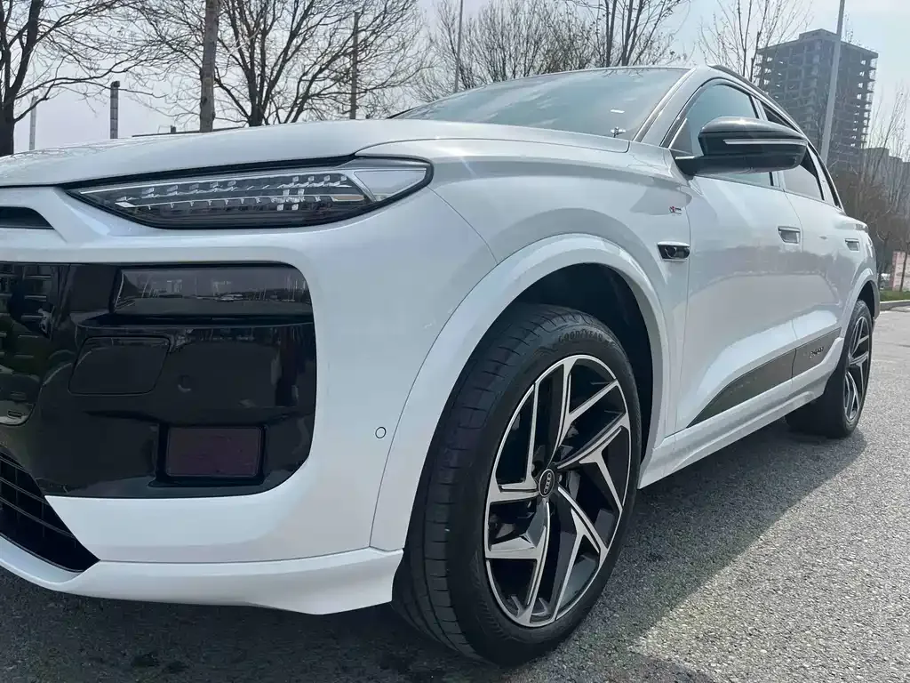 Audi Q6L e-tron — фото 10