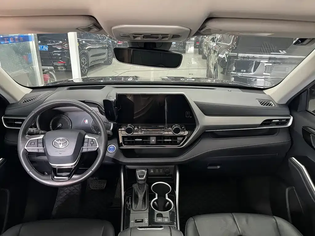 Toyota Highlander — фото 10