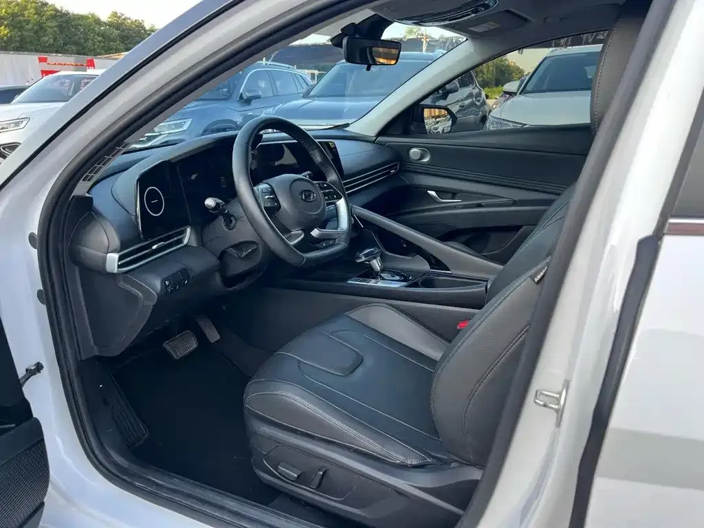 Hyundai Elantra — фото 2