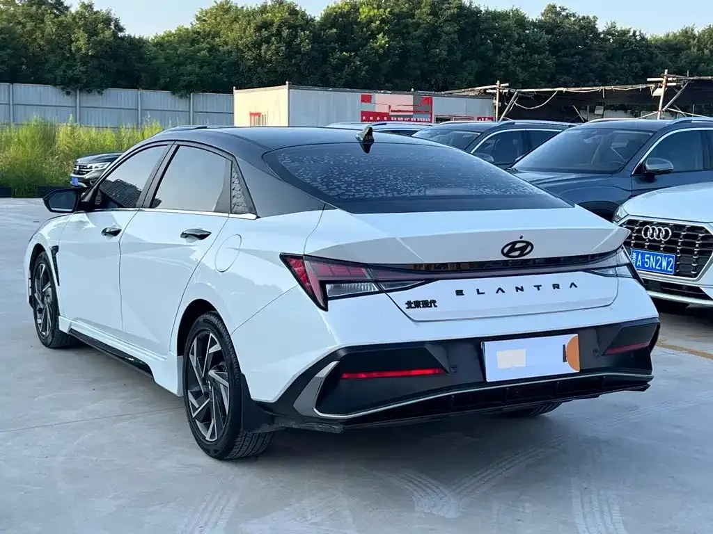 Hyundai Elantra — фото 7