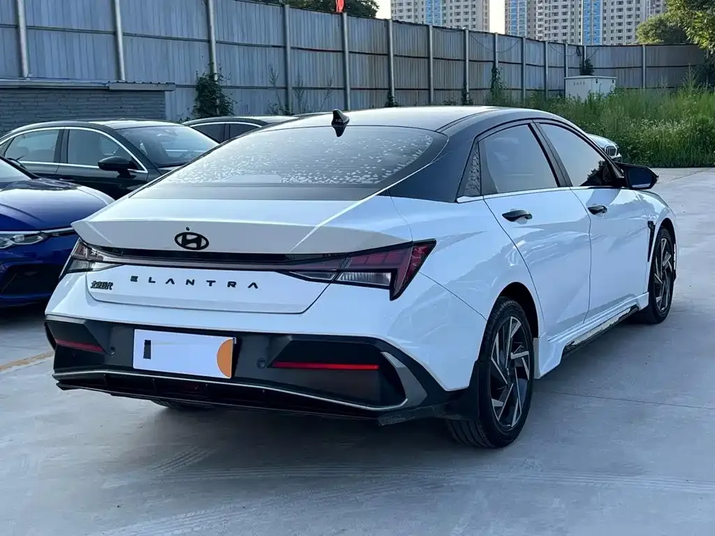 Hyundai Elantra — фото 10