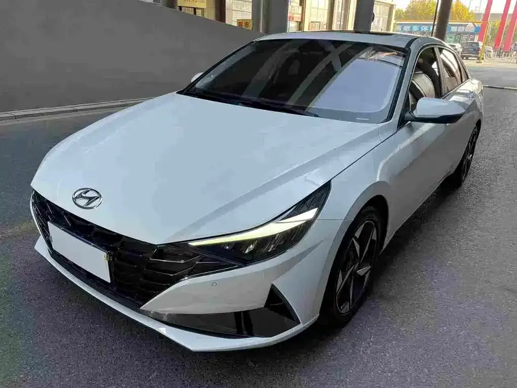 Hyundai Elantra — фото 1