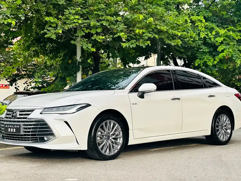 Toyota Avalon — фото 1