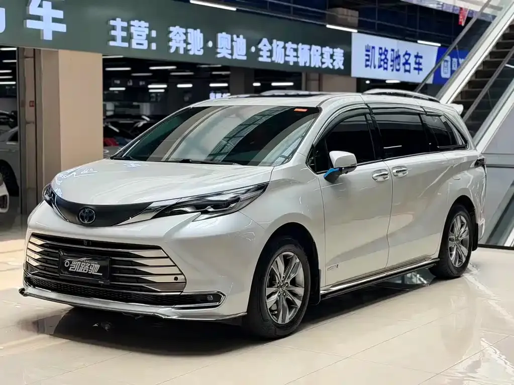 Toyota Sienna — фото 1