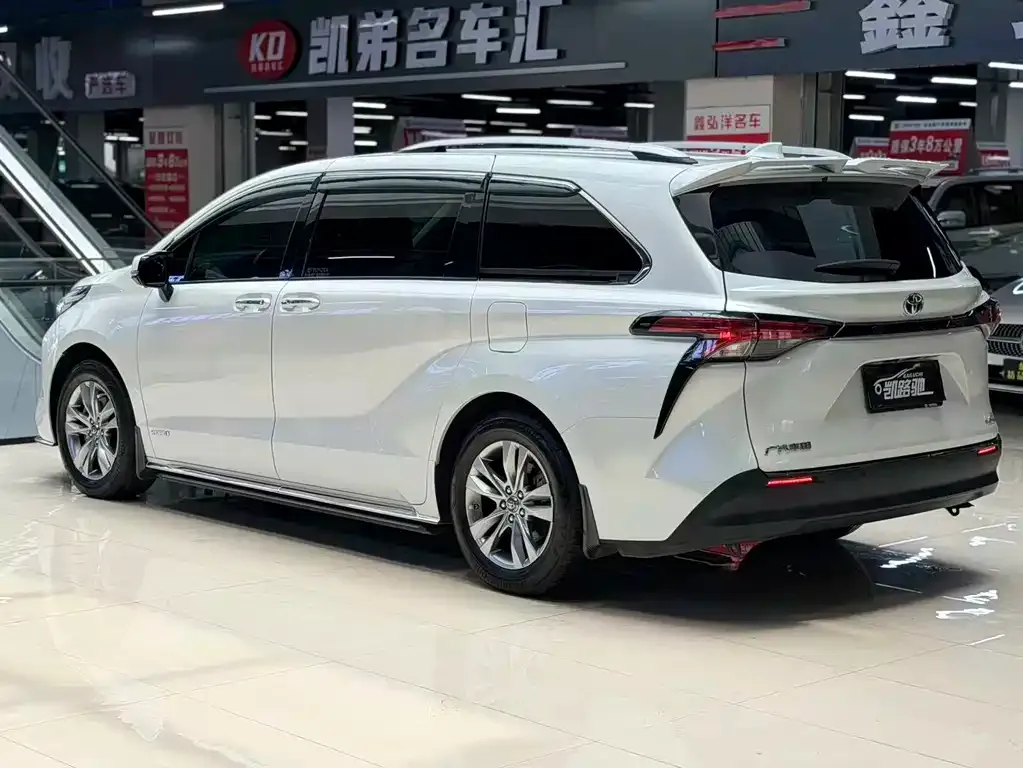 Toyota Sienna — фото 10
