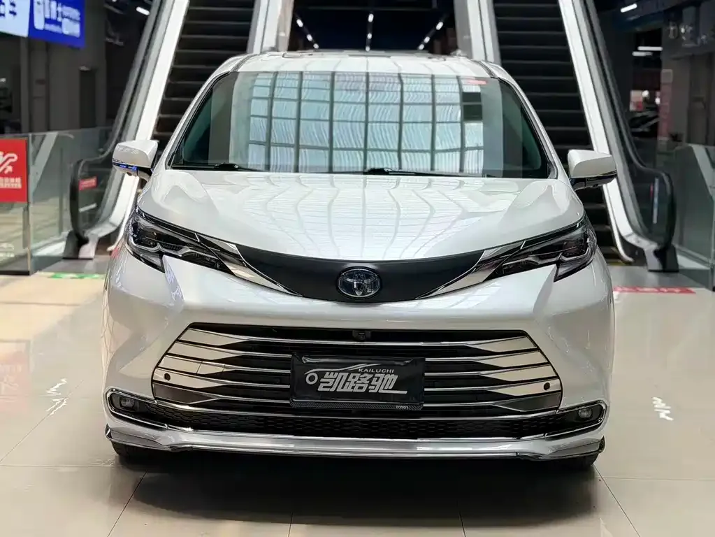 Toyota Sienna — фото 3