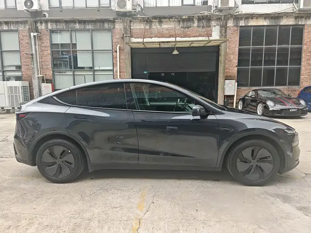 Tesla Model Y — фото 8
