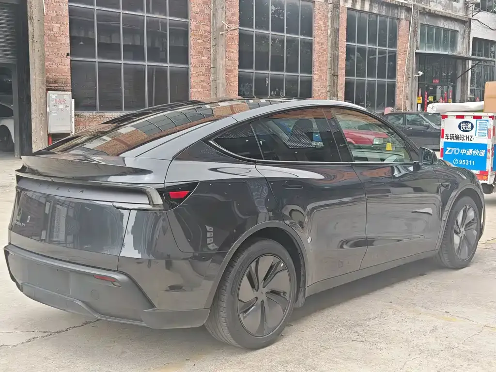 Tesla Model Y — фото 9
