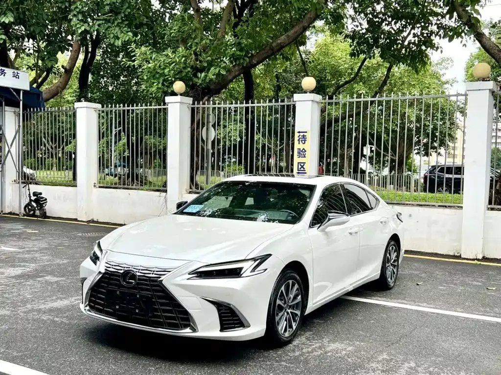 Lexus ES — фото 1