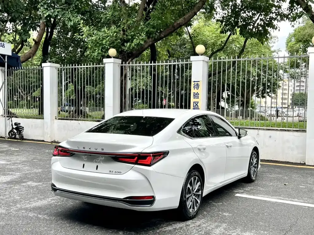 Lexus ES — фото 9